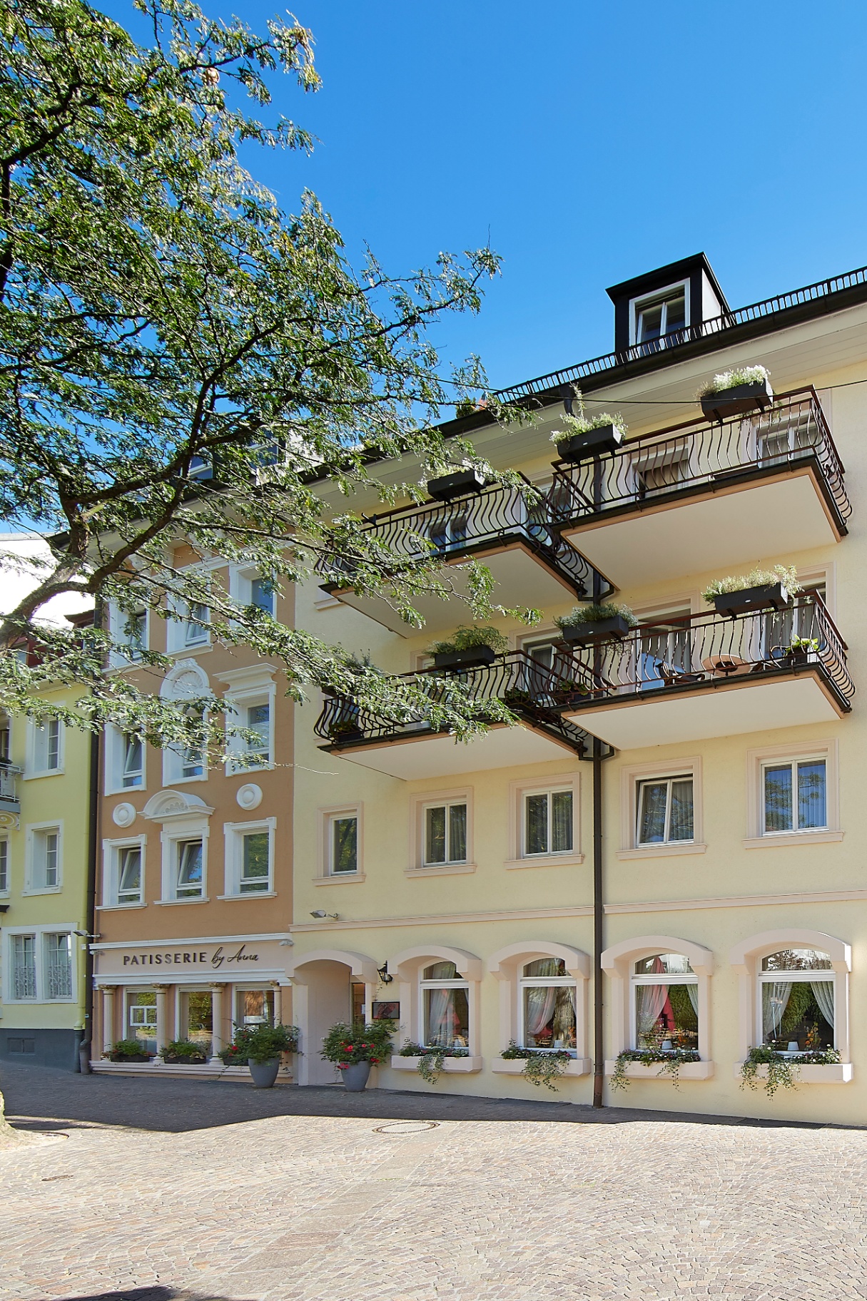 Lobby und Café Patisserie im Hotel Beek Baden-Baden