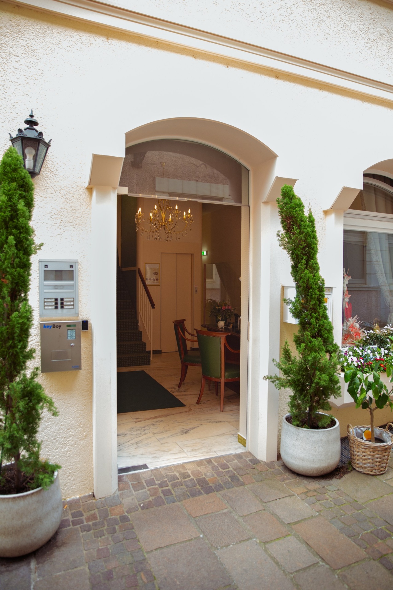 Barrierefreier Eingang des Hotel Beek in Baden-Baden